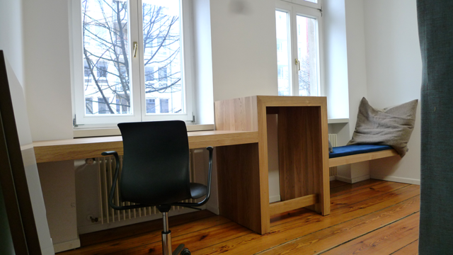 Büroausbau-Sitzbank-Stehpult-Schreibtisch-Eiche