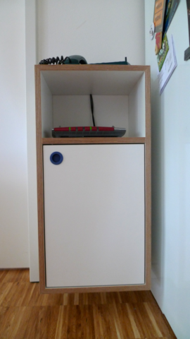 Garderobenschrank-Multiplex-weiß-mit-Schuhauszügen_03