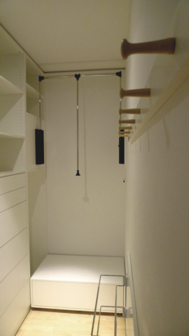 Kammerausbau-mit-Shakerhaken,-Schuhhaltern,-Schubkästen-und-Kleiderlift_02