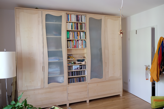 Kleiderschrank-mit-verschiebbarem-Bücherregal-aus-AhornJPG_06